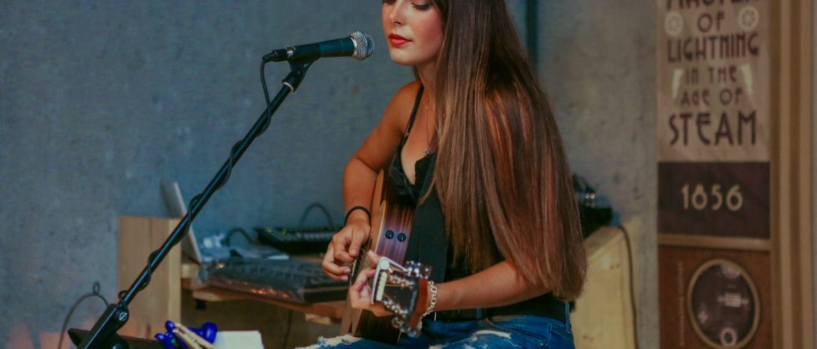 Contactar Fani Suárez Alicante woman playing guitar while singing
